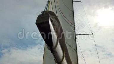 4K<strong>视频</strong>视图帆在意大利的一艘游艇上随风<strong>飘</strong>扬。 帆又大又白。 风一吹，风一吹